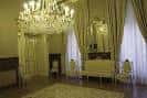 Salón interior elegante del Pazo de Raxoi con araña de cristal