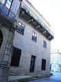 Fachada lateral de la Casa das Campás mostrando un balcón y detalles arquitectónicos