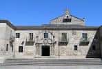 Fachada principal del Palacio Episcopal en la Praza de Santa María