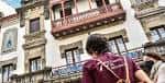 Detalle de balcones tradicionales en un edificio de Betanzos durante una visita guiada