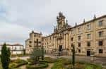 Vista exterior del Monasterio de San Martín Pinario con su jardín formal.