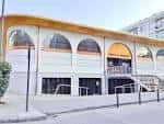 Vista exterior del Mercado Municipal de Quiroga Ballesteros con fachada de arcos