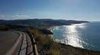 Carretera costera con vistas a la Playa de Barrañán y el océano brillante