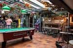 Interior de Pub Momo con mesa de billar y zona de bar