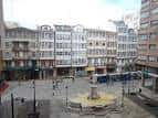 Vista elevada de la Plaza de San Andrés con fuente y edificios de galerías