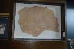 Exhibición de un fragmento de mosaico o mapa antiguo enmarcado