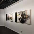 Pared de la galería con dos grandes pinturas abstractas