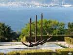 Monumento Anclas de Rande con la bahía de Vigo al fondo