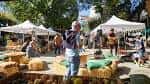 Mercado al aire libre con carpas y puestos en el Campo da Leña