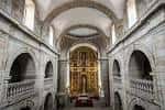 Interior de la iglesia del Monasterio de Conxo con altar mayor dorado y bóvedas de piedra