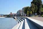 Tramo moderno del Paseo de Bouzas con escaleras hacia el mar