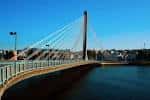 Vista lateral del Puente de los Tirantes desde la orilla del río