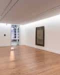 Amplia sala de la Galería Vilaseco con suelo de madera y una pintura en la pared