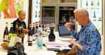 Cata de vinos en el interior de la bodega con un sommelier y un cliente.