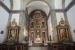 Interior de la iglesia del convento con nave central y altar mayor