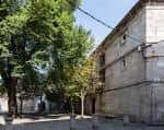 Fachada lateral del convento en la Plaza de las Bárbaras con árboles frondosos