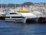 Barcos de pasajeros atracados en el puerto de Vigo, listos para la travesía a Ons