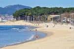Amplia vista de la Playa de Samil con bañistas y paseo marítimo
