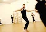 Interior de una sala de ensayo con estudiantes de arte dramático