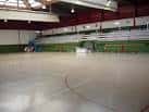 Interior de la pista deportiva del Polideportivo Municipal del Ventorrillo, mostrando la cancha y las gradas