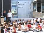 Entrada principal del Centro Cívico Os Mallos con grupo de niños
