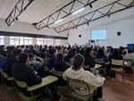 Interior de un salón de actos o auditorio con público