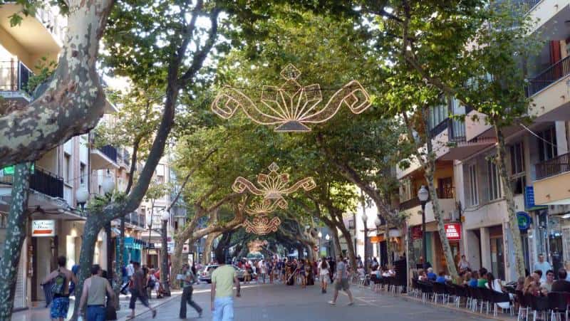 Desfile de carrozas artesanas y comparsas de Dénia 2026