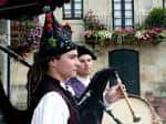 Músico gallego tocando la gaita con traje tradicional