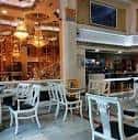 Detalle del interior de la cafetería Luces de Bohemia con lámparas colgantes y mobiliario