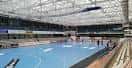 Interior del Pabellón Municipal de Deportes con la pista azul y gradas vacías