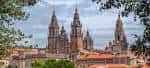 Catedral de Santiago de Compostela vista a distancia entre la vegetación