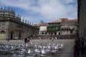Praza da Quintana preparada para un evento con numerosas filas de sillas blancas