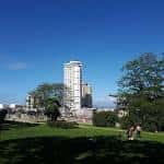 Amplia zona verde con edificios al fondo en el Parque de Santa Margarita