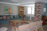 Amplia sala de estar con sofás, mesa de centro y estanterías
