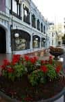 Entrada del Kiosco Alfonso con jardineras de flores
