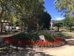 Zona ajardinada del Parque da Alameda con el monumento a López Cuevillas