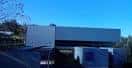 Vista exterior del Pabellón Polideportivo Monte Carrasco bajo cielo azul