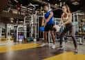Pareja entrenando con pesas en el interior de las instalaciones del gimnasio