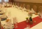 Mesa de banquete con decoración floral y camino de mesa rojo