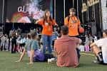 Área de público con personas sentadas frente al escenario