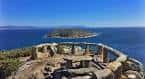 Ruinas de un castro con vistas panorámicas al mar y otras islas