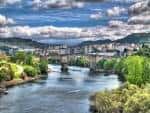 Puente Romano de Ourense sobre el río Miño bajo un cielo dramático