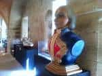 Busto de figura naval en exhibición en una de las salas del museo