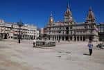 Vista diurna de la Plaza de María Pita con el Ayuntamiento al fondo