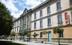 Fachada principal de la Facultade de Belas Artes con detalles arquitectónicos