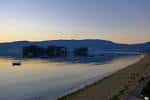 Panorámica de la Isla de San Simón al atardecer o amanecer, con el paisaje montañoso de fondo