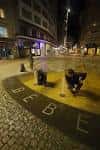 Vista nocturna de la Fuente de los Niños con iluminación ambiental y detalles del pavimento