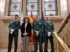 Interior de sala de actos con banderas y vidrieras en la Comandancia de la Guardia Civil