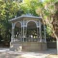 Vista frontal del Palco da Música rodeado de árboles en la Alameda