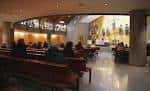 Interior de la Iglesia del Sagrado Corazón con feligreses y altar